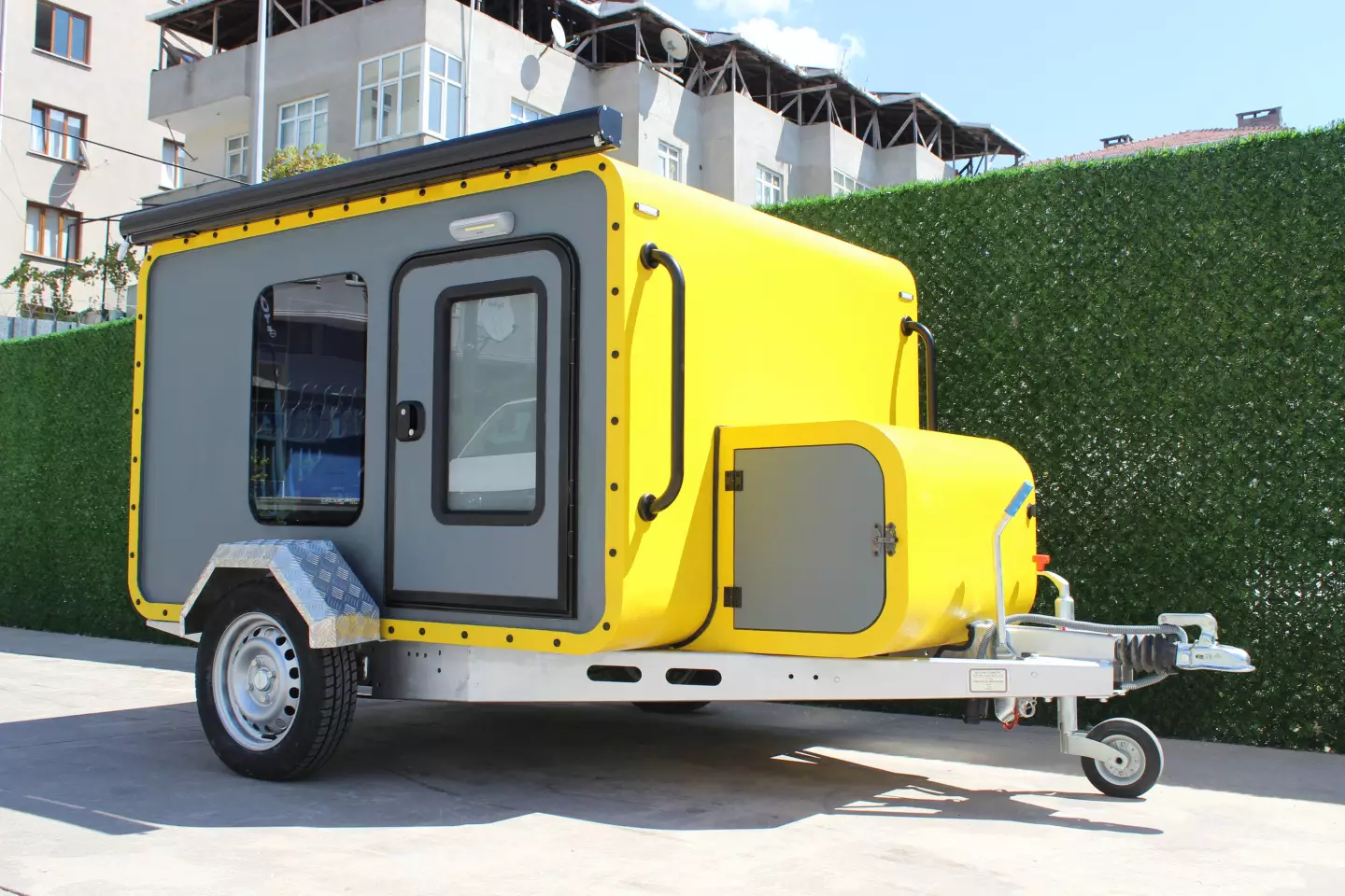 Colorful camper cube brings on airy open-road adventure